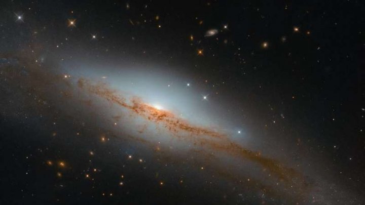 IMAGINI SPECTACULOASE cu Galaxia NGC 3749 observată cu telescopul Hubble