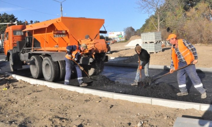 Veste bună pentru şoferi. O bandă de încadrare, amenajată la o intersecţie aglomerată din sectorul Râşcani al Capitalei (FOTO)