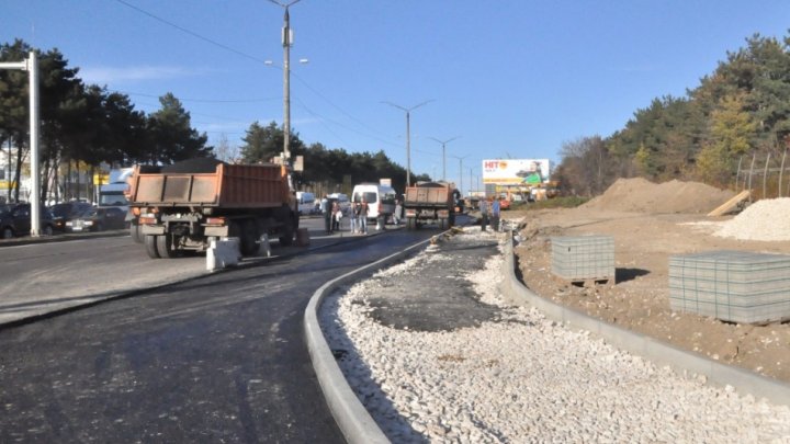 Veste bună pentru şoferi. O bandă de încadrare, amenajată la o intersecţie aglomerată din sectorul Râşcani al Capitalei (FOTO)