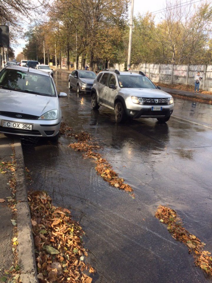 O porţiune a străzii Vasile Lupu din Capitală, inundată. Ce spun locuitorii din zonă (FOTO/VIDEO)