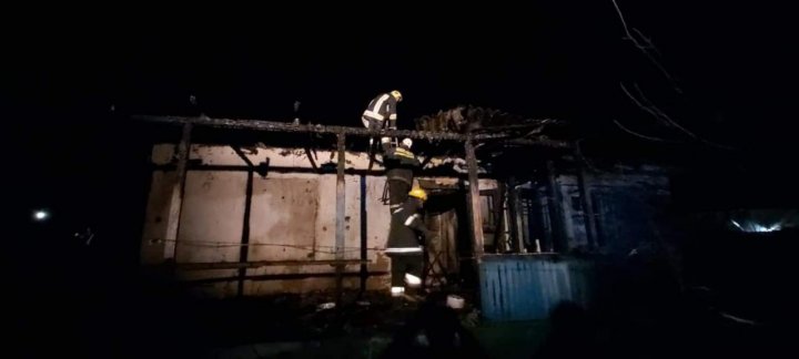 Incendiu în satul Lăpușna. Pompierii au descoperit cadavrul carbonizat al unei femei (FOTO)