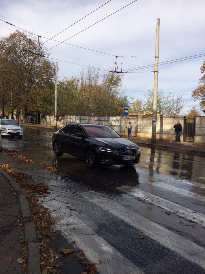 O porţiune a străzii Vasile Lupu din Capitală, inundată. Ce spun locuitorii din zonă (FOTO/VIDEO)