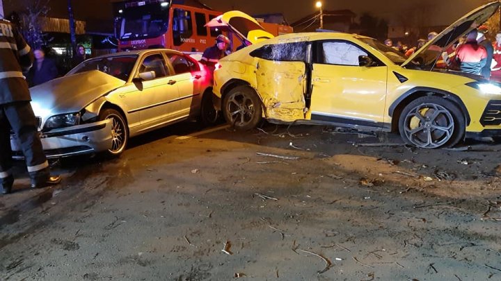 Accident de lux la Bucureşti. Un Lamborghini și un BMW s-au făcut ţăndări