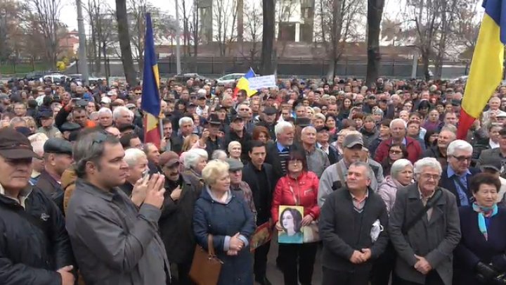 Protest la Parlament pentru susţinerea Maiei Sandu: Noi nu cedăm, lupta continuă (VIDEO/FOTO)