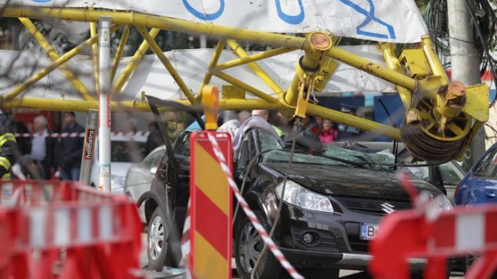 O macara s-a prăbușit peste o mașină în mers, în România: Patru persoane au fost rănite (FOTO)