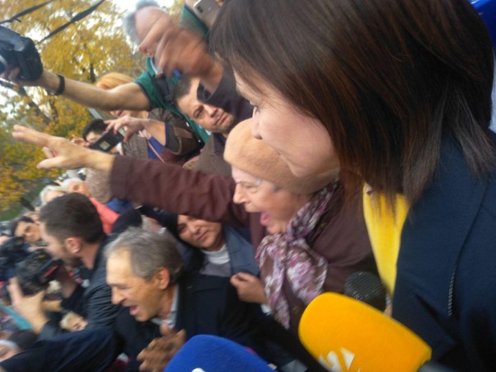 Protest la Parlament pentru susţinerea Maiei Sandu: Noi nu cedăm, luptăm pentru justiţie corectă (VIDEO/FOTO)