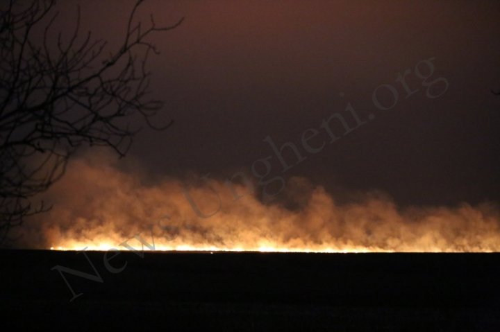 NOAPTE ALBĂ pe şoseaua Sculeni-Ungheni. A izbucnit un INCENDIU puternic (VIDEO/FOTO)