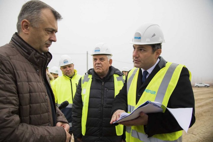 Premierul Ion Chicu, în inspecţie la construcția unui drum cu o lungime de 19 km (FOTO)