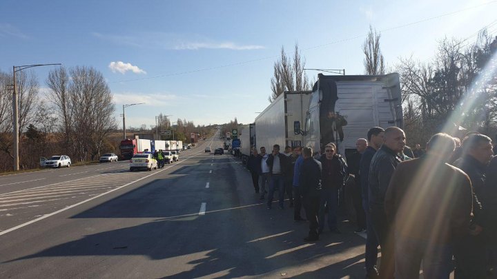 Un nou PROTEST. Transportatorii şi şoferii de curse lungi au BLOCAT şoseaua Chişinău-Bălţi (FOTO)