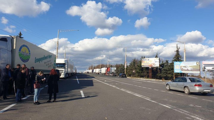 Un nou PROTEST. Transportatorii şi şoferii de curse lungi au BLOCAT şoseaua Chişinău-Bălţi (FOTO)