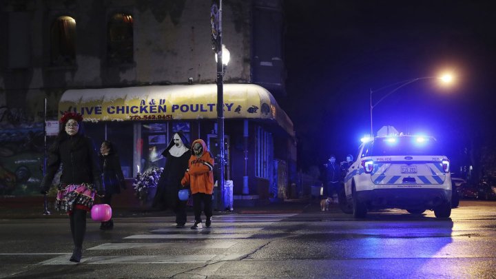 Tragedie în Chicago. O fetiţă de şapte ani a fost împuşcată în piept, în timp ce colinda de Halloween