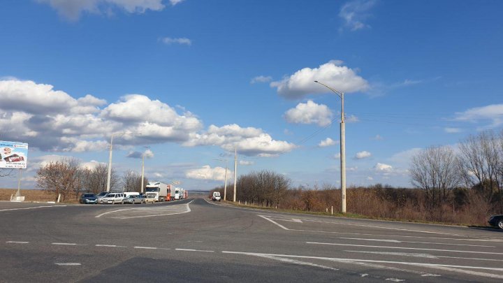 Un nou PROTEST. Transportatorii şi şoferii de curse lungi au BLOCAT şoseaua Chişinău-Bălţi (FOTO)