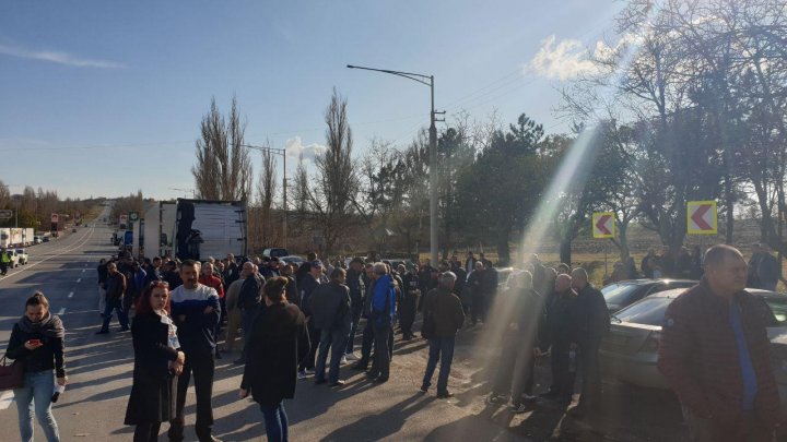 Un nou PROTEST. Transportatorii şi şoferii de curse lungi au BLOCAT şoseaua Chişinău-Bălţi (FOTO)