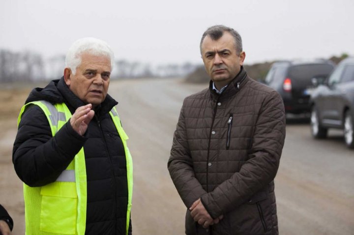 Premierul Ion Chicu, în inspecţie la construcția unui drum cu o lungime de 19 km (FOTO)