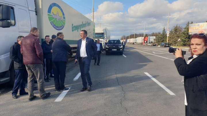 Un nou PROTEST. Transportatorii şi şoferii de curse lungi au BLOCAT şoseaua Chişinău-Bălţi (FOTO)