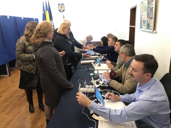 Românii din Republica Moldova votează preşedintele (FOTO) 