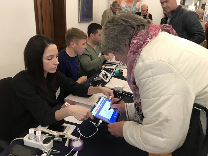 Românii din Republica Moldova votează preşedintele (FOTO) 