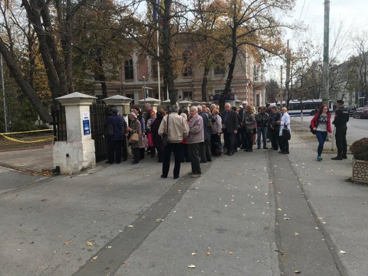 Românii au format cozi la Ambasada de la Chișinău pentru a-și exercita dreptul la vot (FOTO)