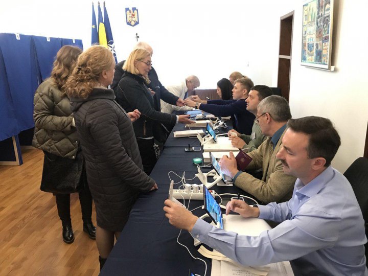 Românii au format cozi la Ambasada de la Chișinău pentru a-și exercita dreptul la vot (FOTO)