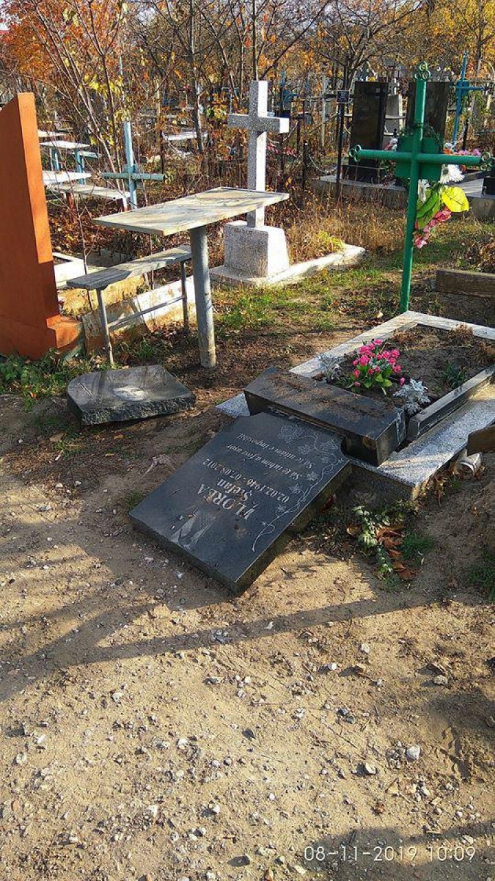 Caz revoltător la cimitirul din Durlești. Un mormânt a fost vandalizat (FOTO)