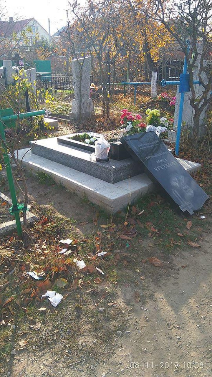 Caz revoltător la cimitirul din Durlești. Un mormânt a fost vandalizat (FOTO)