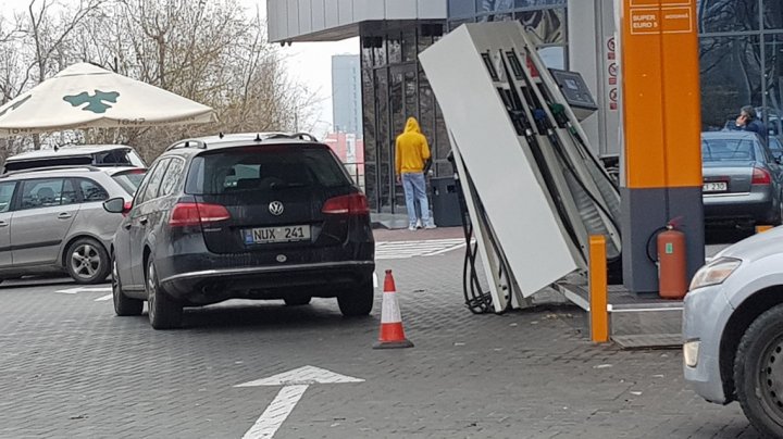 HAOS la o staţie PECO din Capitală. Un șofer a uitat să scoată pompa din rezervor și a pornit la drum (FOTO)