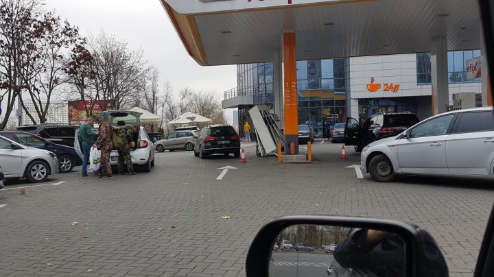 HAOS la o staţie PECO din Capitală. Un șofer a uitat să scoată pompa din rezervor și a pornit la drum (FOTO)