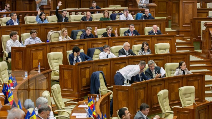 "ACUM" cochetează cu PDM. Unii deputaţi ai blocului admit o eventuală cooperare cu democraţii 