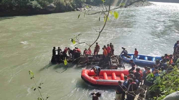 Accident cutremurător în Nepal. Cel puțin 17 oameni au murit, după ce un autobuz a derapat pe un defileu muntos