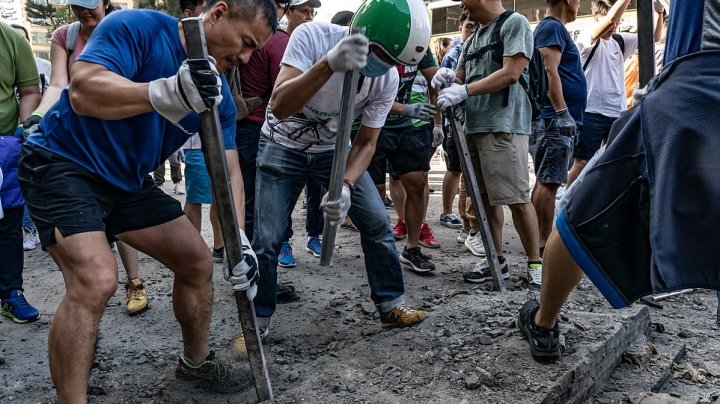 Soldaţii chinezi au curăţat străzile din Hong Kong