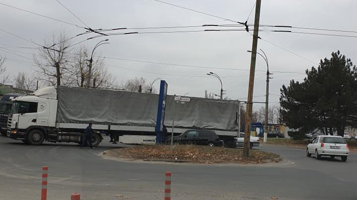 Nu au împărţit un rond. Un automobil s-a ciocnit cu un Tir în sectorul Ciocana al Capitalei (FOTO)