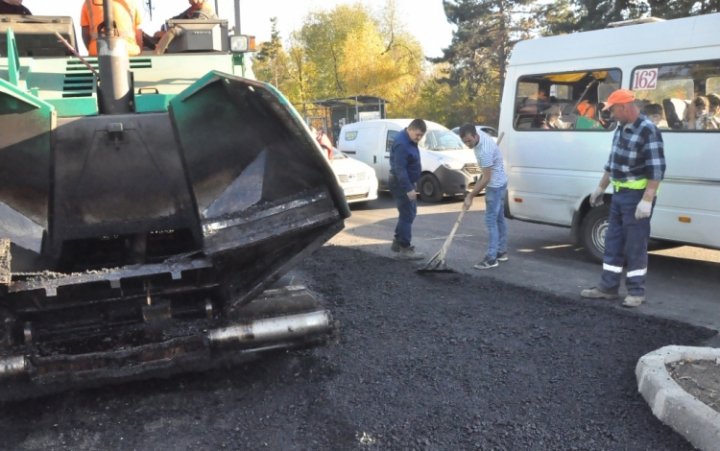 Veste bună pentru şoferi. O bandă de încadrare, amenajată la o intersecţie aglomerată din sectorul Râşcani al Capitalei (FOTO)