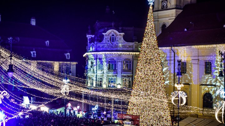 VIN SĂRBĂTORILE. La Sibiu a fost inaugurat Târgul de Crăciun