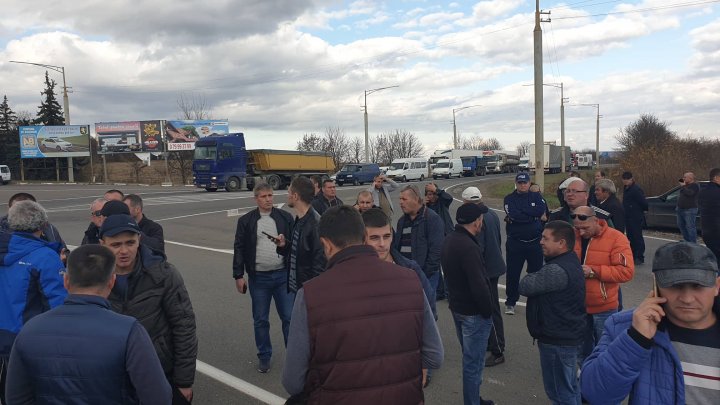 Un nou PROTEST. Transportatorii şi şoferii de curse lungi au BLOCAT şoseaua Chişinău-Bălţi (FOTO)