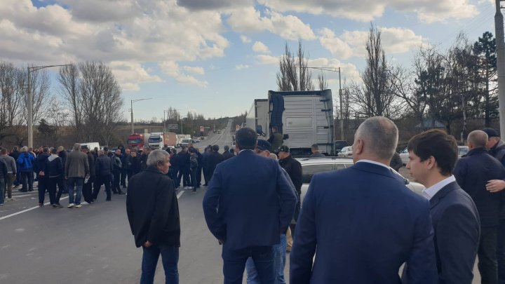 Un nou PROTEST. Transportatorii şi şoferii de curse lungi au BLOCAT şoseaua Chişinău-Bălţi (FOTO)