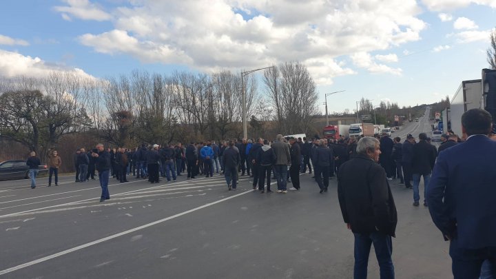 Un nou PROTEST. Transportatorii şi şoferii de curse lungi au BLOCAT şoseaua Chişinău-Bălţi (FOTO)