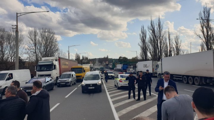 Un nou PROTEST. Transportatorii şi şoferii de curse lungi au BLOCAT şoseaua Chişinău-Bălţi (FOTO)