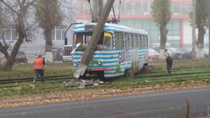 La Odesa, un tramvai plin cu pasageri a deraiat şi a ajuns într-un stâlp