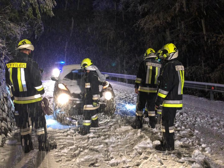 NINGE ABUNDENT în Italia. Drumuri blocate şi copaci prăbuşiţi (VIDEO/FOTO)