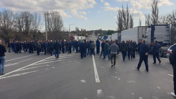 Un nou PROTEST. Transportatorii şi şoferii de curse lungi au BLOCAT şoseaua Chişinău-Bălţi (FOTO)