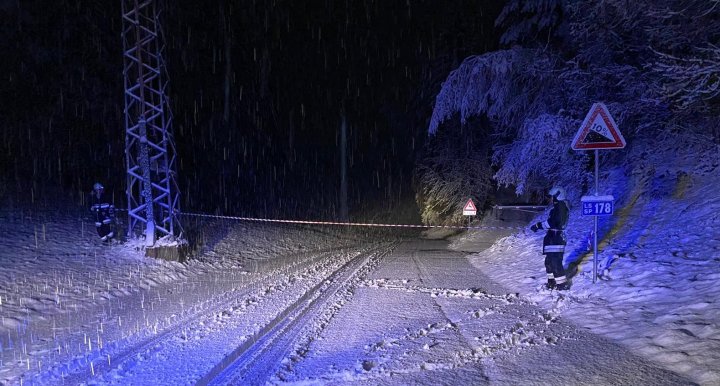 NINGE ABUNDENT în Italia. Drumuri blocate şi copaci prăbuşiţi (VIDEO/FOTO)