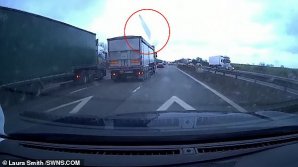 MOMENTUL TERIFIANT în care o bucată de gheață se desprinde de pe capota unui TIR și trece prin parbrizul unei mașini (VIDEO)