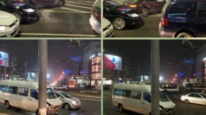 IMPACT VIOLENT pe o stradă din Capitală. Un microbuz de linie a ajuns într-un pilon (VIDEO/FOTO)