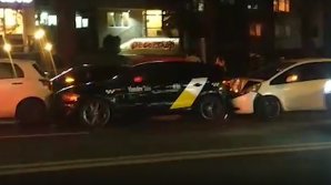 HAOS pe o stradă din Capitală. Mai multe maşini, implicate într-un ACCIDENT. În zonă s-a format ambuteiaj (VIDEO)