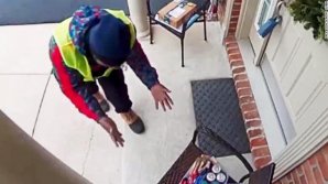 VIRAL pe Internet. Angajatul unei firme de curierat începe să danseze când vede ce i-a lăsat o clientă în fața ușii (VIDEO)