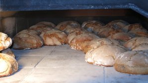 Tradițiile frumoase nu mor niciodată: O gospodină din Sîngerei coace pâine săptămânal