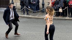 Protest topless la Paris. Activistele Femen au scandat: "Stop războiului putinist!" (VIDEO)