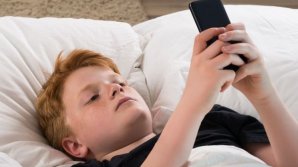 Studiu: Flitrele de lumină albastră ar putea să fie dăunătoare somnului