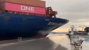 Traficul a fost închis în Strâmtoarea Bosfor după ce o navă s-a ciocnit de ţărm (VIDEO)