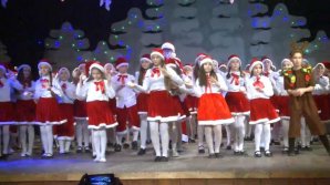 Un grup de elevi au alcătuit o poveste Crăciun şi au pus-o în scenă în faţa părinţilor 